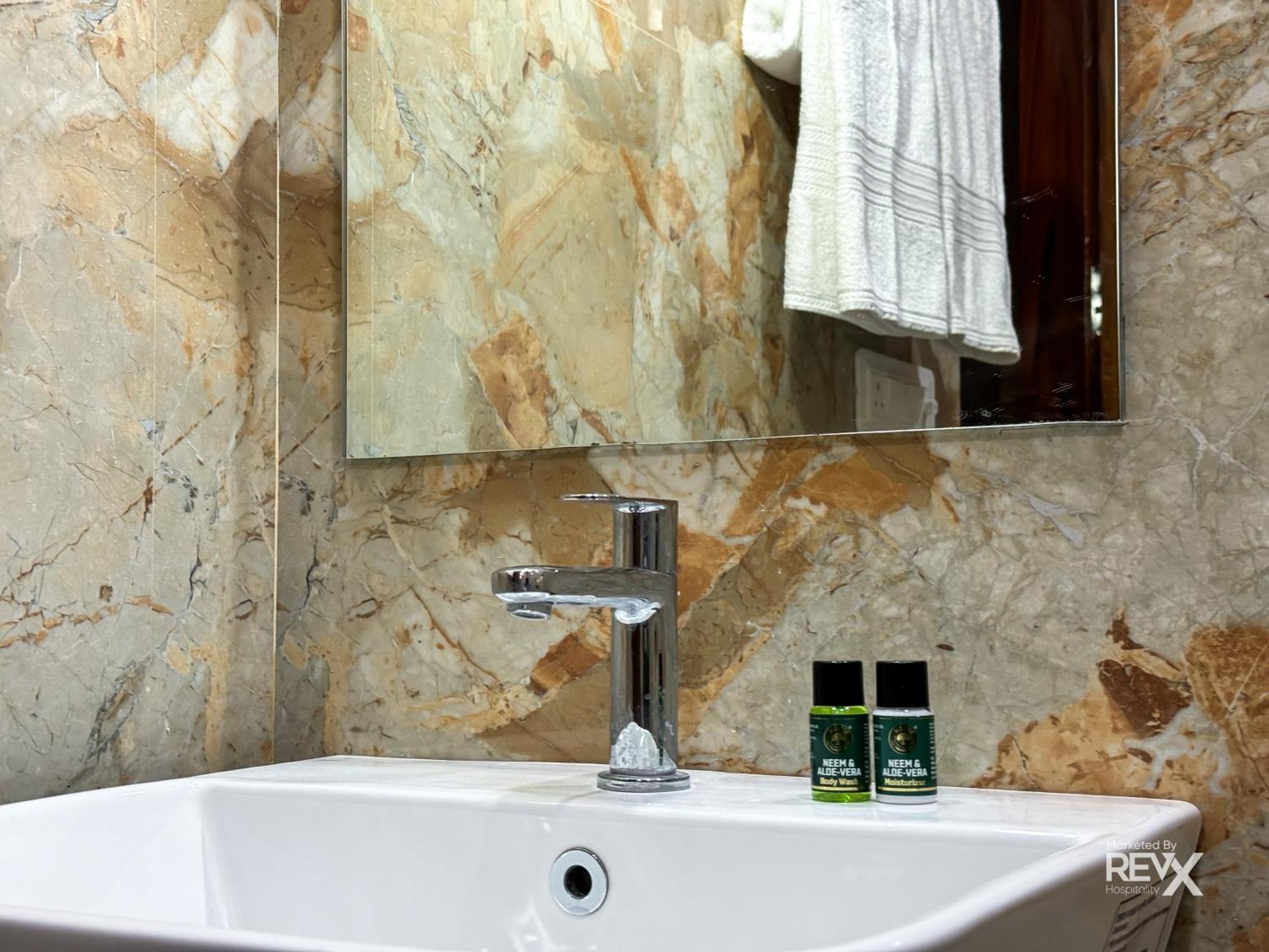 Guru Sadan A Luxe Stay Ayodhya Buitenkant foto